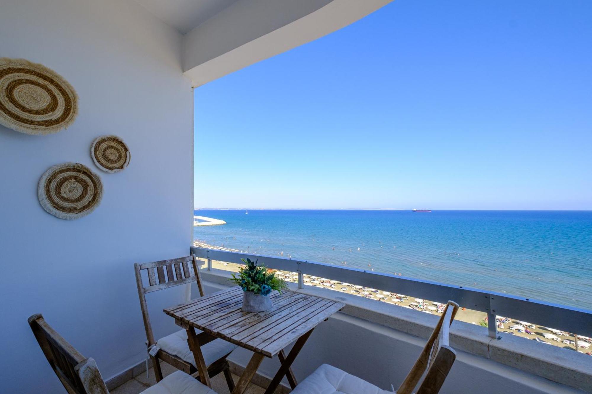 Lazuli Sea View Beachfront- Ap 61 Larnaca Bagian luar foto