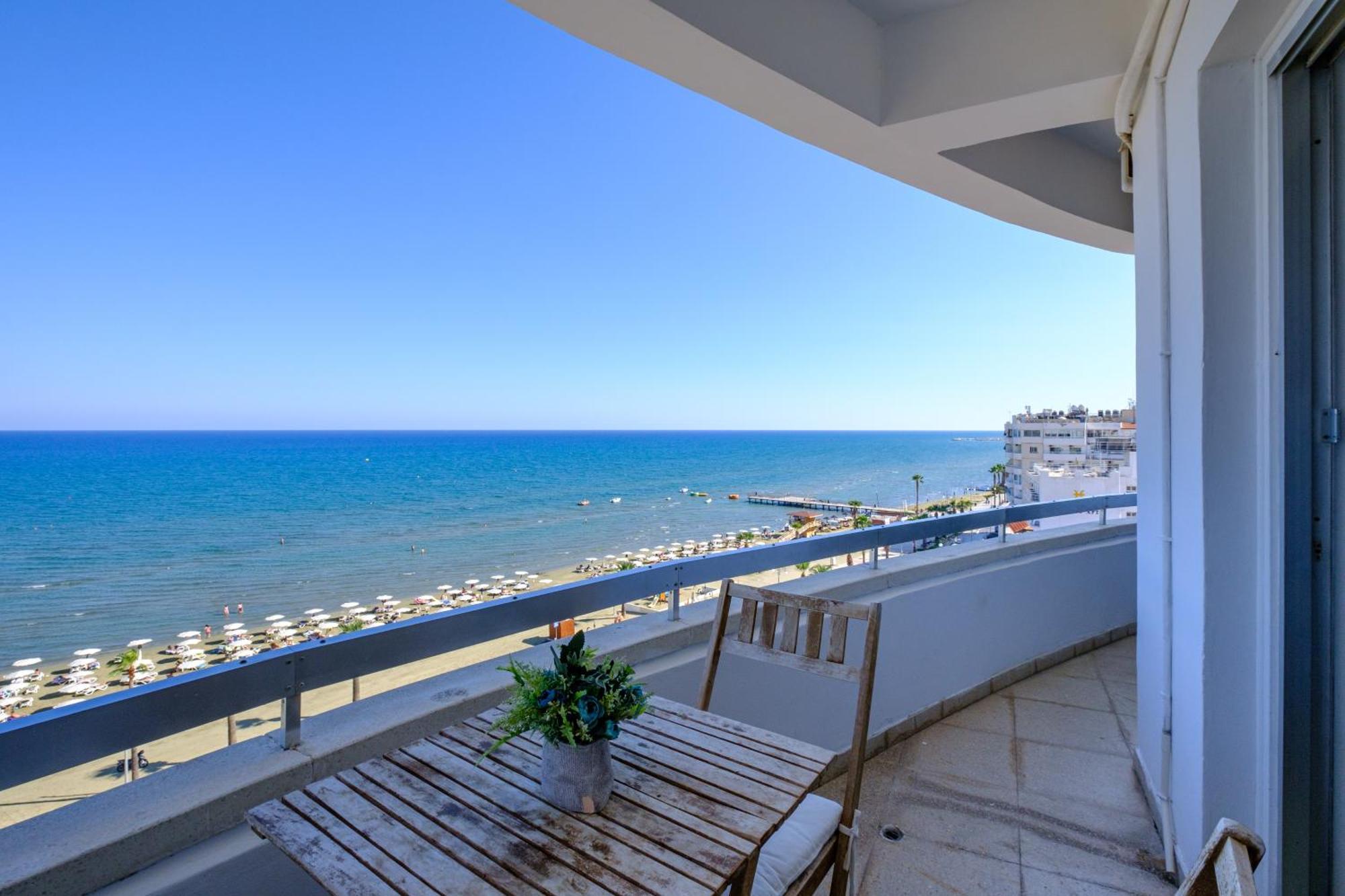 Lazuli Sea View Beachfront- Ap 61 Larnaca Bagian luar foto