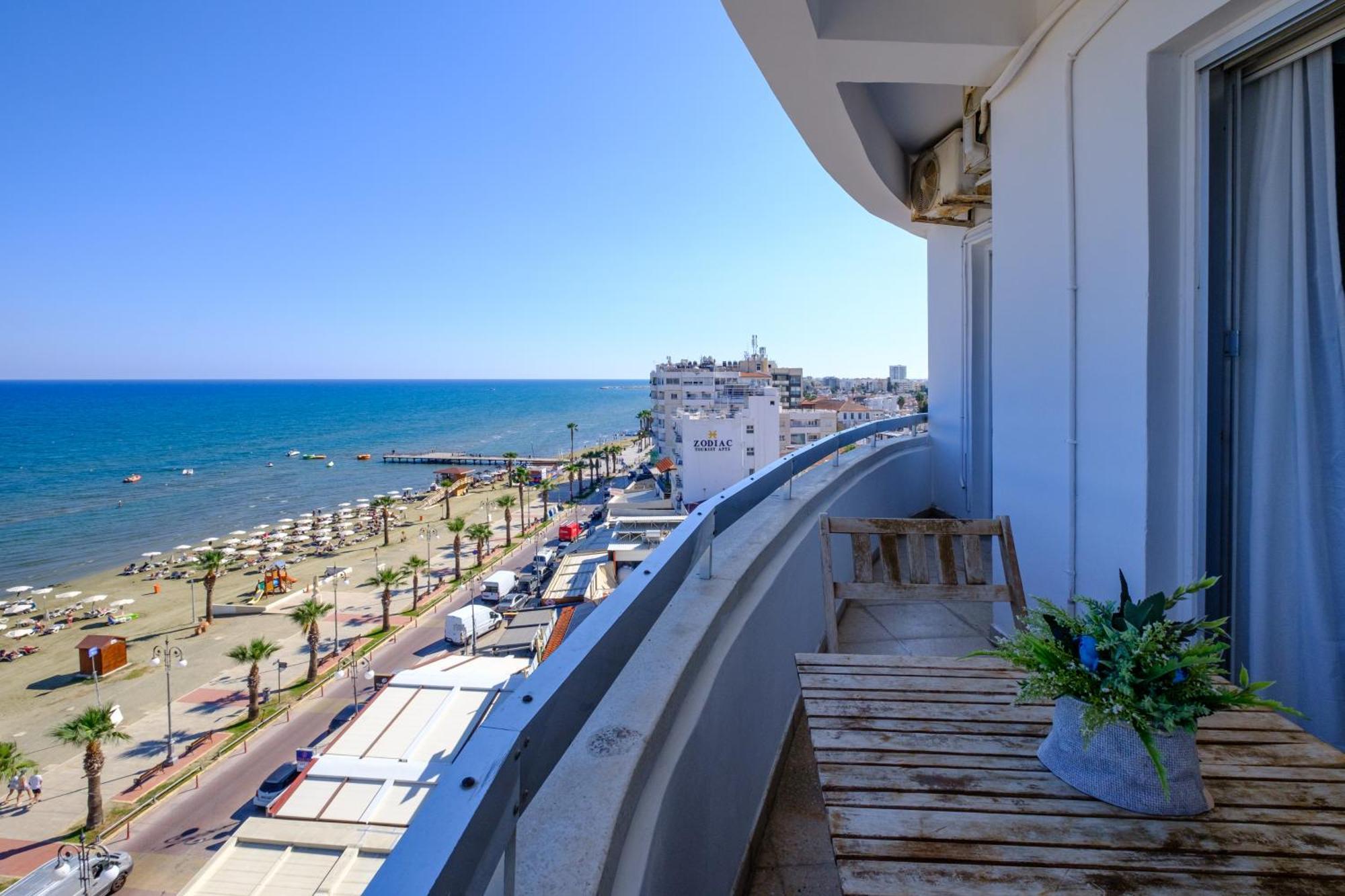 Lazuli Sea View Beachfront- Ap 61 Larnaca Bagian luar foto
