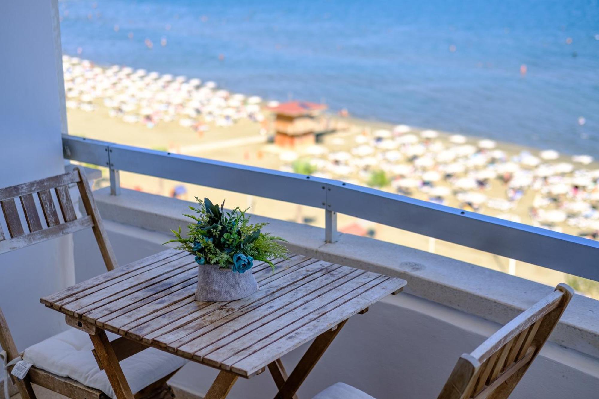 Lazuli Sea View Beachfront- Ap 61 Larnaca Bagian luar foto