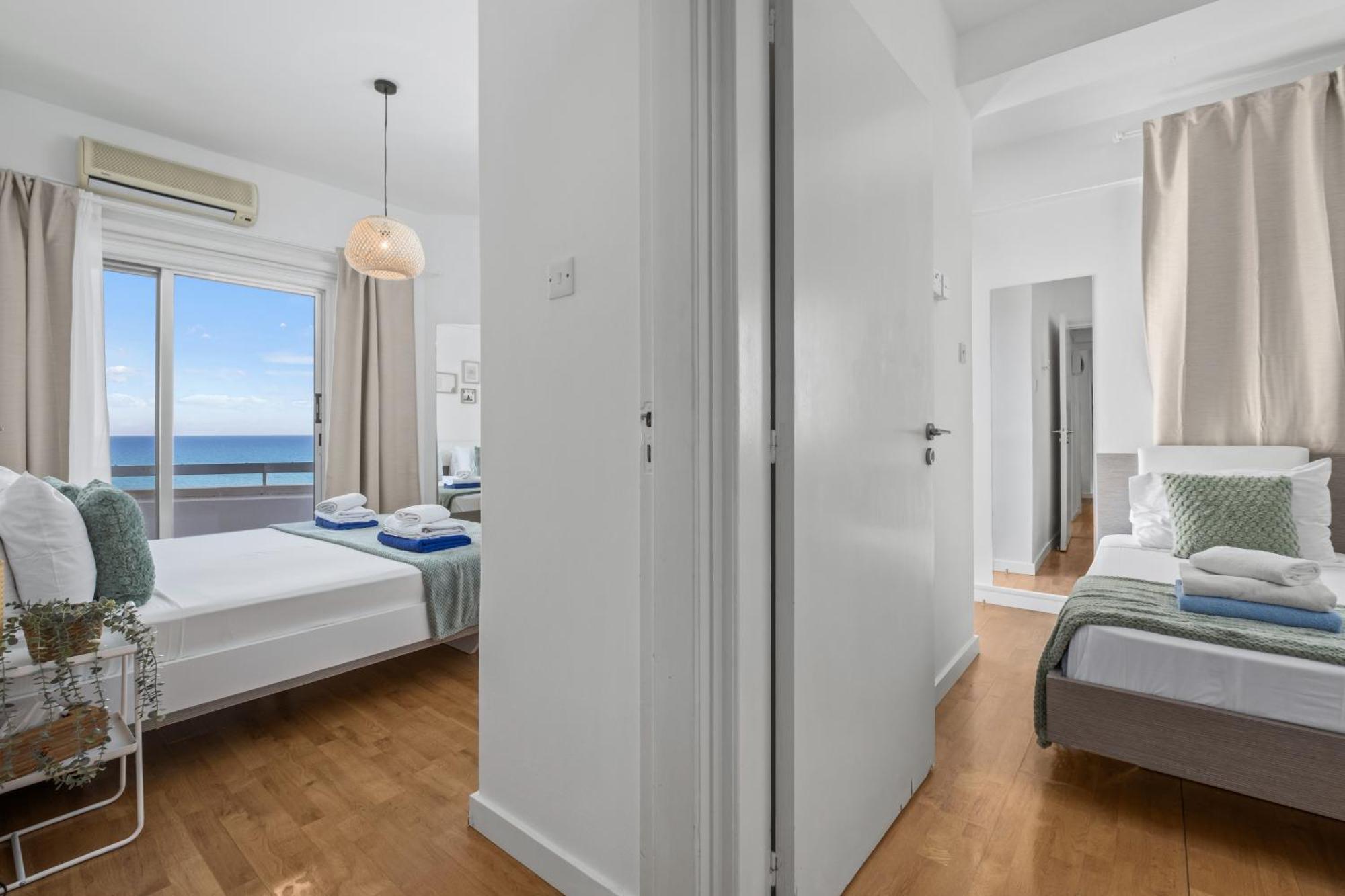 Lazuli Sea View Beachfront- Ap 61 Larnaca Bagian luar foto